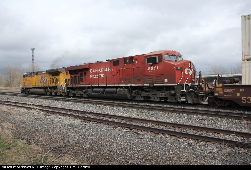 UP 6222, CP 8811 on 264